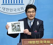 아이 사진 들고 기자회견하는 방재승 서울의대 교수협 비대위원장