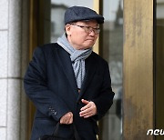 대심판정 향하는 '간첩조작 사건' 안동완 검사측 대리인 이동흡 변호사