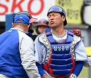 '이제 시범경기인데...'손목에 파울타구 직격 당한 강민호, 그의 손목은 괜찮은 걸까 [대구 현장]