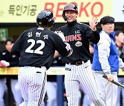 김현수-오스틴 랑데뷰 홈런+필승조 쾌투 LG,삼성에 3-0 승리. 레예스 3실점, 원태인 무실점 희비[대구 리뷰]