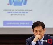 [포토] 신용회복지원 신청 시연 지켜보는 김주현 위원장