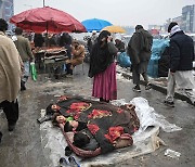 [더 한장] 길바닥에 잠든 아프간 아이들