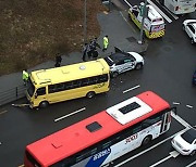 서울 서초구서 유치원 버스·승용차 충돌‥어린이 1명 부상