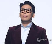 MC몽, '코인 상장 뒷돈' 재판에 또 불출석