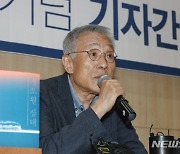 황석영 ‘철도원 삼대’ 부커상 1차 후보 올라… 2019년 이어 두 번째