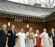 종교지도자 만난 尹대통령 "여야 힘 합쳐 민생 문제 풀어야"