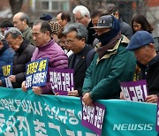 국가폭력 희생자들을 기리는 묵념