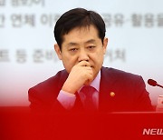 브리핑 경청하는 김주현 금융위원장