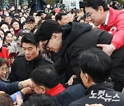 시민들과 인사하는 한동훈 비대위원장