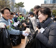 “동백나무·황칠나무·돈나무…반려식물 키우세요”