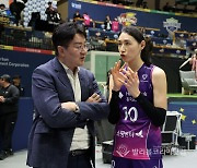 KOVO 조원태 총재, 승리한 김연경과 이야기...수비 기준기록상 5,000개 달성.