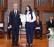 윤동섭 연세대 총장과 '용재신진학술상' 수상자인 진 율리야 박사