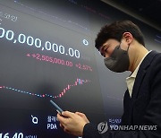 [특징주] 비트코인 최고가 행진에 가상화폐 관련株 급등