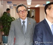 국무회의 입장하는 조태열 외교부 장관