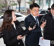 경찰 출석하는 임현택 대한소아청소년과의사회장