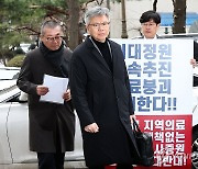 경찰 출석하는 김택우 의협 비대위원장과 박명하 조직위원장