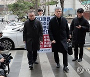 경찰 출석하는 김택우 의협 비대위원장과 박명하 조직위원장