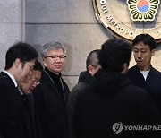 경찰 조사실 향하는 김택우 의협 비대위원장