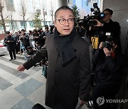 경찰 출석하는 박명하 의협 비대위 조직강화위원장