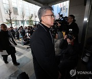 경찰 출석하는 김택우 의협 비대위원장과 박명하 조직위원장