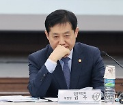 서민·소상공인 신속 신용회복지원 효과 브리핑 경청하는 김주현 금융위원장