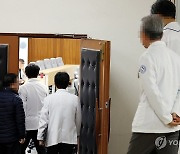 교수들 집단행동 '경고'에 우려 확산…전공의들은 '요지부동'