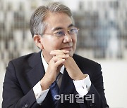 홍석조 BGF회장, 작년 보수 32억·홍정국 부회장 11억 수령