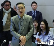 인사하는 정의정 대표