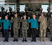 신원식 국방장관, 육군특수전사령부 방문 기념촬영