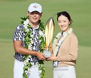 '아빠' 된 김시우, '분유버프'로 7년 만의 플레이어스 챔피언십 우승 정조준