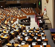 여야 모두 코미디 같은 ‘의원 꿔주기’…기형적인 위성정당 운영에 비판 고조