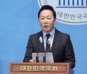 “정봉주, 공항의전 때문에 국회의원 시절 그리워해”…최강욱, 김용민TV서 주장