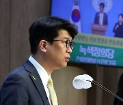 비례대표 후보 명단 발표하는 김준우 상임대표