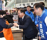 맹성규 후보 지지호소하는 김부겸 상임공동선대위원장