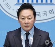 강북을 공천 확정 정봉주, 거듭 사과하게 한 '목발 경품' 발언 뭔가 봤더니···