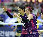 공격성공시킨 김연경과 윌로우 존슨