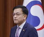 비상 경제장관회의 입장하는 최상목 부총리