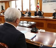 미디어·콘텐츠 산업융합 발전위원회서 발언하는 한덕수 총리