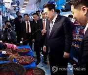 "문어도 하나 사자"…尹대통령, '삼천포 시장' 방문