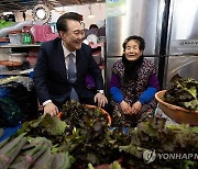 삼천포 용궁수산시장 상인과 대화하는 윤석열 대통령