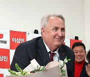 꽃다발 받은 인요한 전 국민의힘 혁신위원장