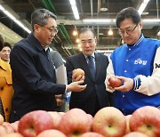 마트 찾은 홍익표 "농산물 가격 안정·국민 먹거리 보장할 것"