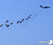 이스라엘군 "가자에 구호품 넘쳐나게 하겠다"…국제사회 압박 눈치