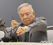 시간 확인하는 김상근 위원장