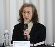 인사말 하는 김성진 경기시나위오케스트라 예술감독