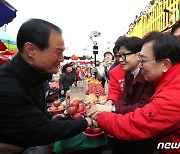 부산 후보들과 구포시장 찾은 한동훈