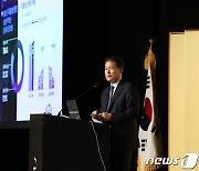 강연하는 김영호 통일장관