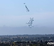 [포토] 가자지구에 떨어지는 인도주의적 구호품들