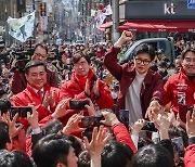 부산지역 후보들과 함께 인사하는 한동훈