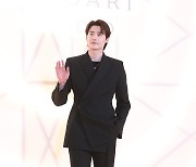 [E포토] 이종석, 블랙 수트에 골드 주얼리…‘멋남’의 정석